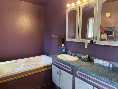 Bath - 15931 Twin Dr, La Pine, OR 97739 photo 3 of 4
