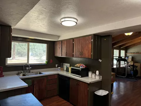 Kitchen - 15931 Twin Dr, La Pine, OR 97739 photo 1 of 4