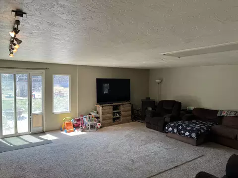 Living - 15931 Twin Dr, La Pine, OR 97739 photo 2 of 3