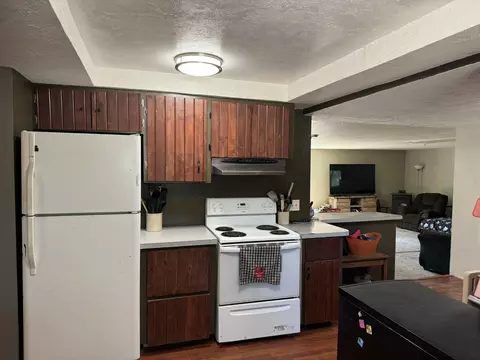 Kitchen - 15931 Twin Dr, La Pine, OR 97739 photo 2 of 4