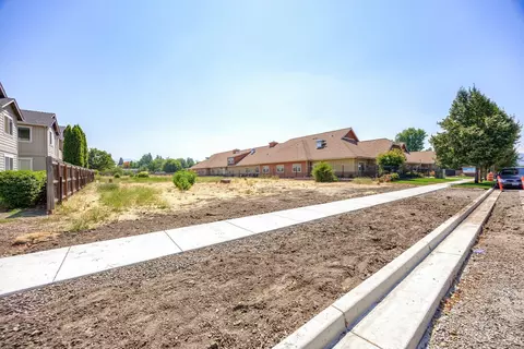 586 Midway Rd, Medford, OR 97501