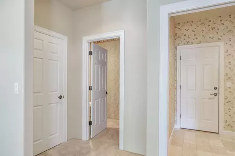 Entry Way - 185 Bellerive Dr, Eagle Point, OR 97524 photo 2 of 4