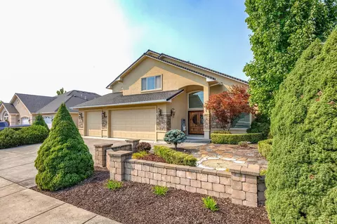 Exterior - 185 Bellerive Dr, Eagle Point, OR 97524 photo 11 of 20