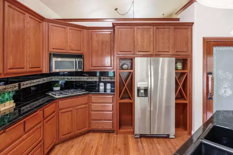 Kitchen - 185 Bellerive Dr, Eagle Point, OR 97524 photo 4 of 5