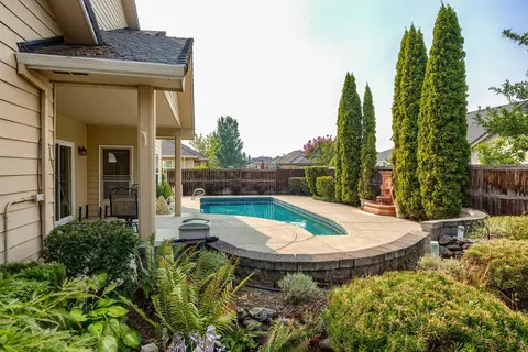 Exterior - 185 Bellerive Dr, Eagle Point, OR 97524 photo 5 of 20