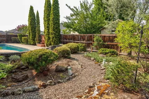 Exterior - 185 Bellerive Dr, Eagle Point, OR 97524 photo 7 of 20