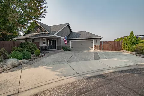 112 Greenmoor Dr, Eagle Point, OR 97524 photo 2