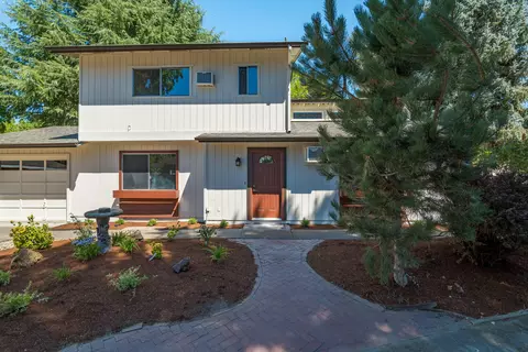 1206 SW Viola Dr, Grants Pass, OR 97526