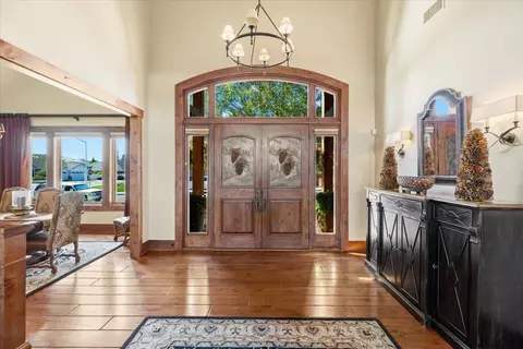 Entry Way - 38 Crestview Ct, Eagle Point, OR 97524 photo 2 of 9