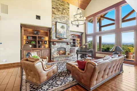 Living - 38 Crestview Ct, Eagle Point, OR 97524 photo 1 of 3