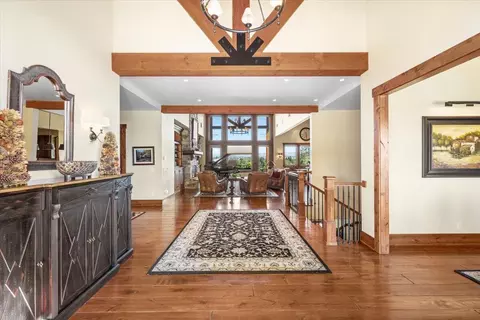 Entry Way - 38 Crestview Ct, Eagle Point, OR 97524 photo 4 of 9