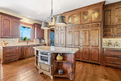 Kitchen - 38 Crestview Ct, Eagle Point, OR 97524 photo 4 of 6