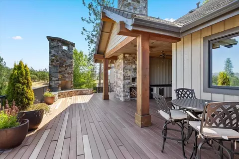 Exterior - 38 Crestview Ct, Eagle Point, OR 97524 photo 4 of 27