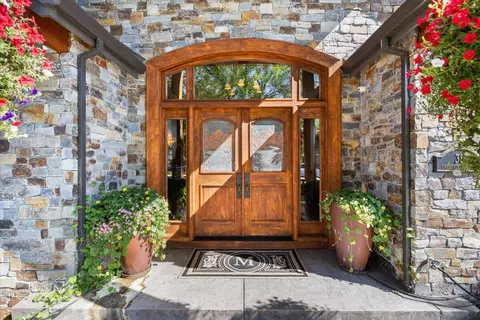 Entry Way - 38 Crestview Ct, Eagle Point, OR 97524 photo 1 of 9