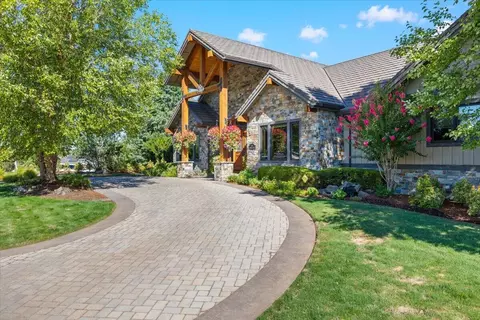 Exterior - 38 Crestview Ct, Eagle Point, OR 97524 photo 1 of 27