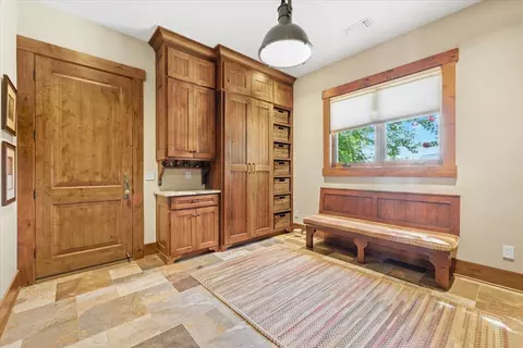 Entry Way - 38 Crestview Ct, Eagle Point, OR 97524 photo 8 of 9