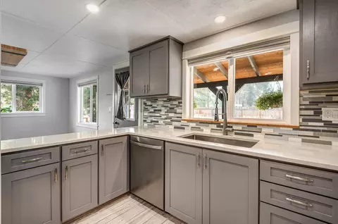 Kitchen - 52587 Doe Ln, La Pine, OR 97739 photo 2 of 3