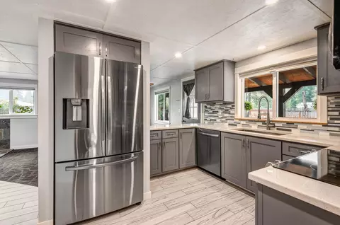 Kitchen - 52587 Doe Ln, La Pine, OR 97739 photo 1 of 3
