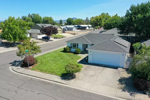1140 Lathrop Dr, Central Point, OR 97502
