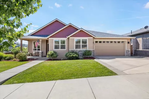 4390 Vista Pointe Dr, Medford, OR 97504