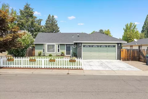 873 Westrop Dr, Central Point, OR 97502