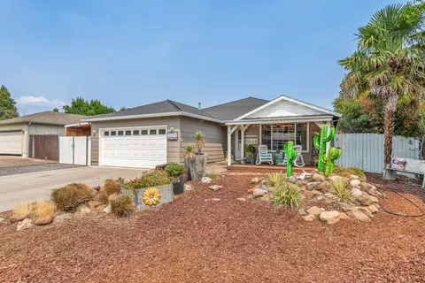 1036 Quartz St, Medford, OR 97501