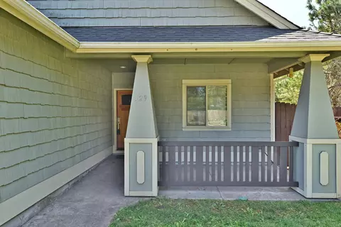529 E River St, Cave Junction, OR 97523 photo 3