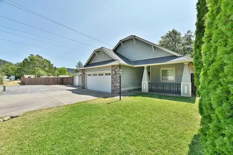 529 E River St, Cave Junction, OR 97523 photo 2