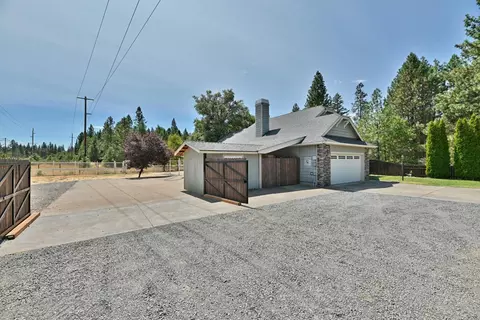 529 E River St, Cave Junction, OR 97523 photo 4