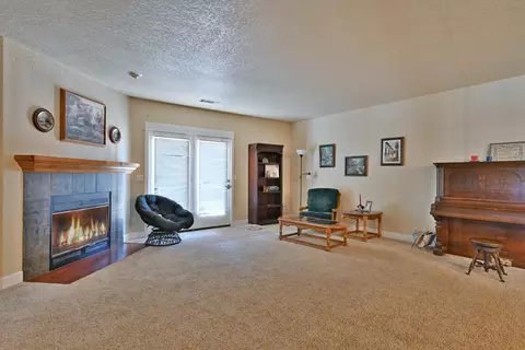 529 E River St, Cave Junction, OR 97523 photo 5
