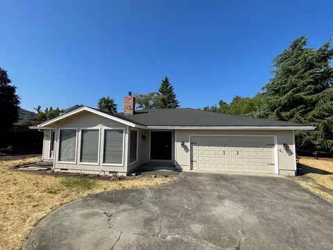 713 Pierce Rd, Medford, OR 97504