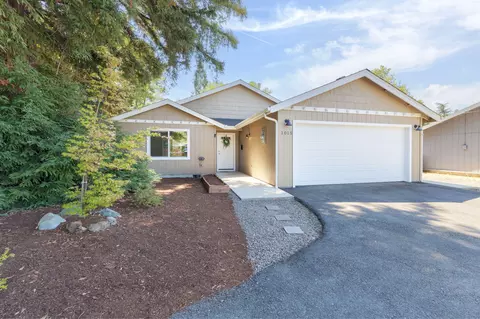 1015 SW G St, Grants Pass, OR 97526