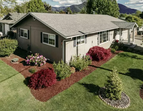 457 NE 12th St, Grants Pass, OR 97526