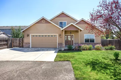 641 Spring Valley Dr, Medford, OR 97501