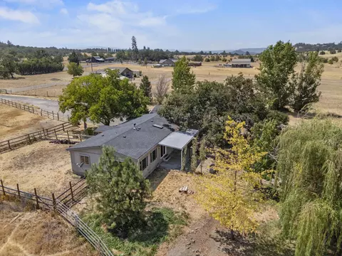 1739 Stevens Rd, Eagle Point, OR 97524