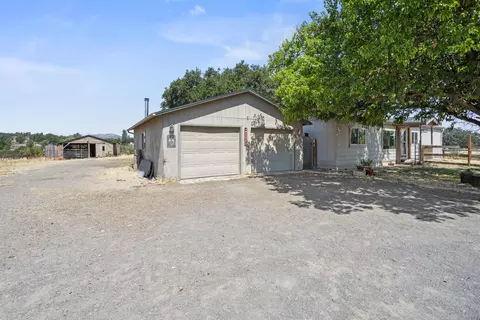 1739 Stevens Rd, Eagle Point, OR 97524 photo 2