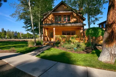 453 S Pine St, Sisters, OR 97759