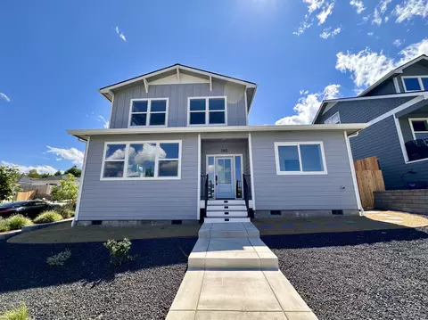 380 Randy St, Ashland, OR 97520