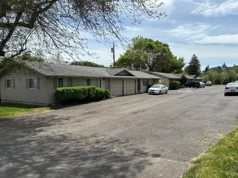 215 W 1st St, Phoenix, OR 97535