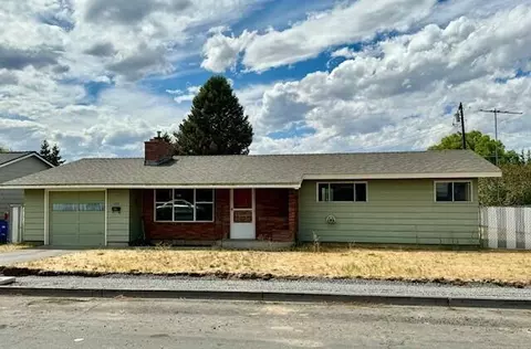 935 SW 12th St, Redmond, OR 97756