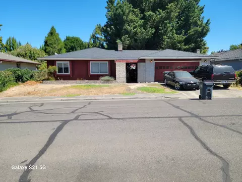1025 Rose Valley Dr, Central Point, OR 97502