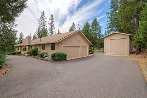 889 Eric Loop, Grants Pass, OR 97526 photo 2