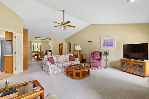 889 Eric Loop, Grants Pass, OR 97526 photo 5
