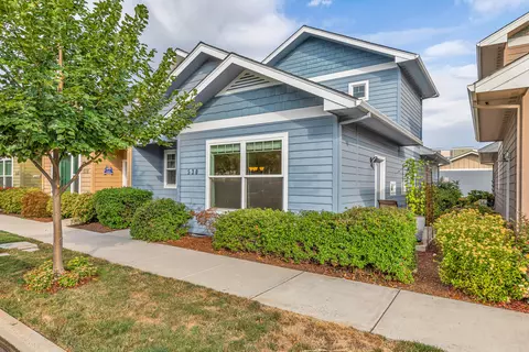 530 Blue Moon Dr, Central Point, OR 97502