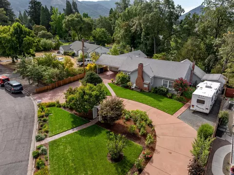 911 SE Rose Pl, Grants Pass, OR 97526