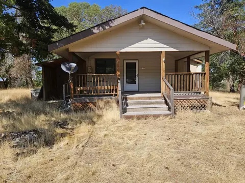 300 White Tail Dr, Eagle Point, OR 97524
