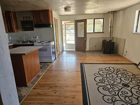 Living - 300 White Tail Dr, Eagle Point, OR 97524 photo 2 of 3