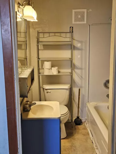 Bath - 300 White Tail Dr, Eagle Point, OR 97524 photo 1 of 1