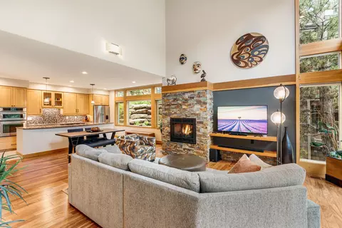 Living - 19602 Painted Ridge Loop, Bend, OR 97702 photo 3 of 4