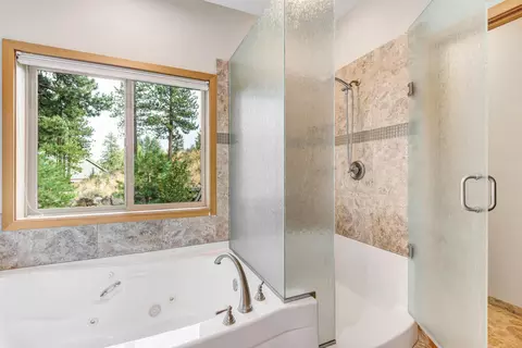 Bath - 19602 Painted Ridge Loop, Bend, OR 97702 photo 3 of 4